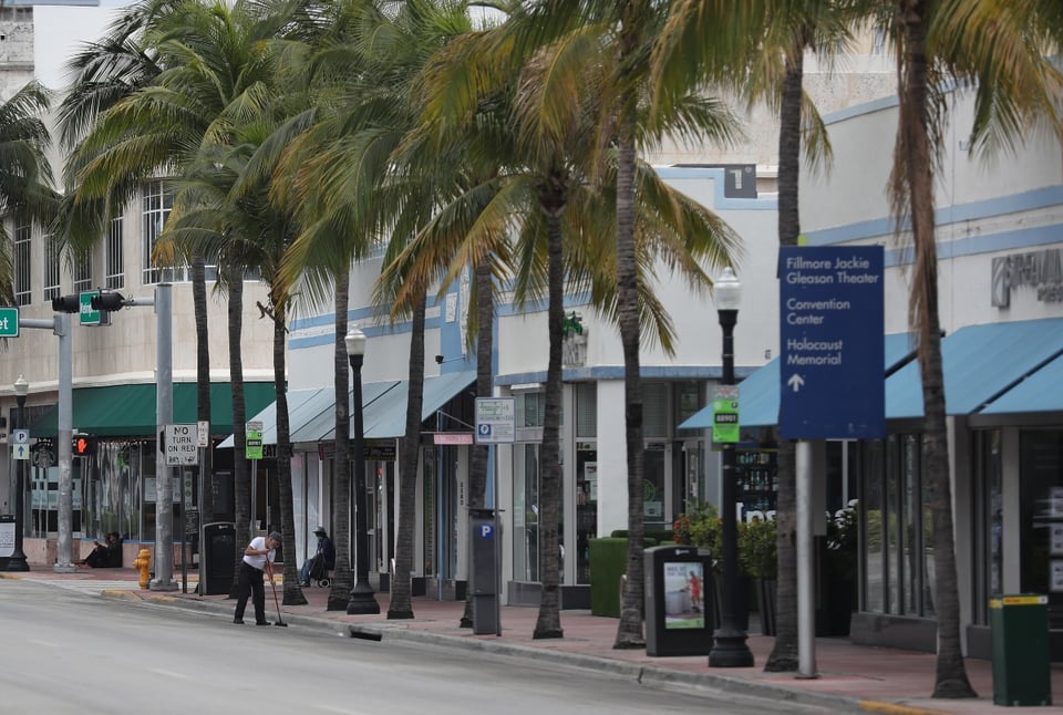 Un muerto y dos heridos tras accidente de avioneta en centro comercial de Florida
