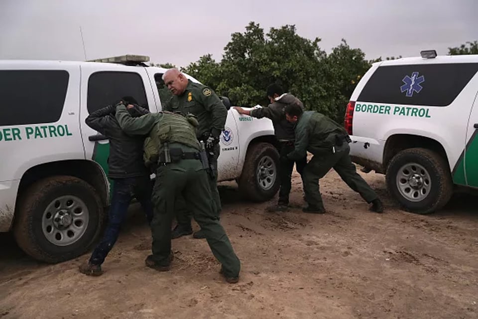 EE.UU. reporta histórica caída del 93 % en arrestos fronterizos tras la llegada de Trump