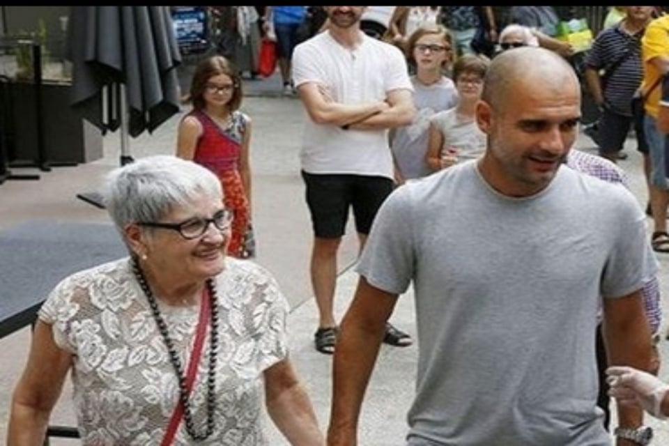 Por coronavirus, muere mamá de Pep Guardiola, entrenador del Manchester City (FOTO)