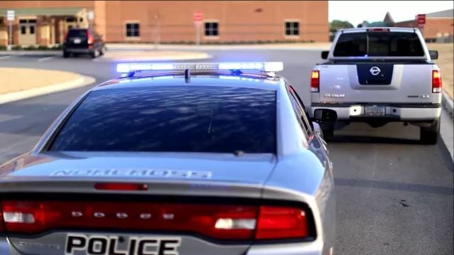 ¿Cómo actuar si un policía te detiene mientras conduces?