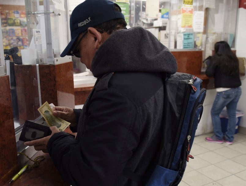 Mexicanos aumentan envío de remesas por incertidumbre financiera con EE.UU.