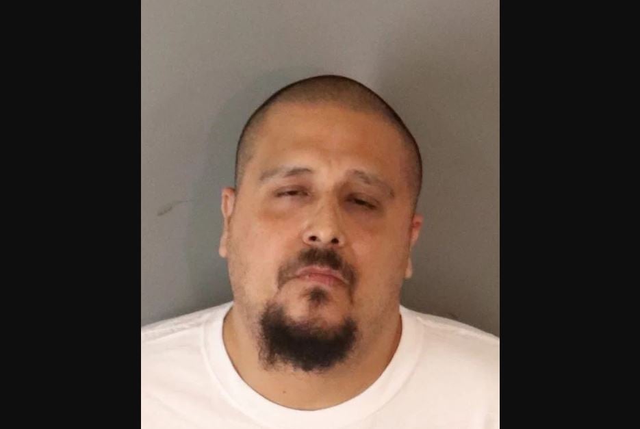 California: Hispano ebrio casi estrangula a una mujer policía featured image
