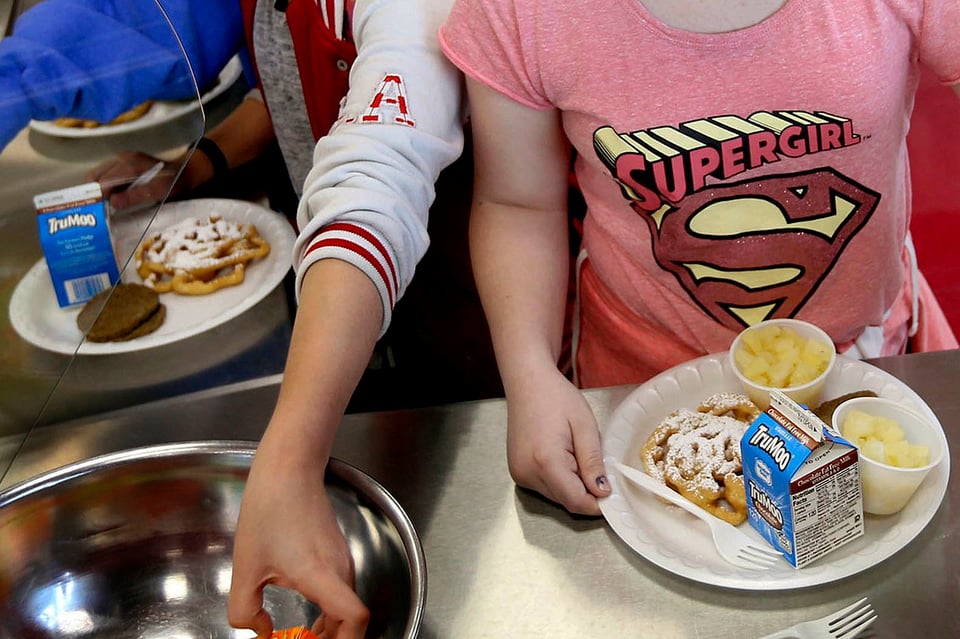 Nuevo plan de cupones de Trump recortará almuerzos escolares a niños