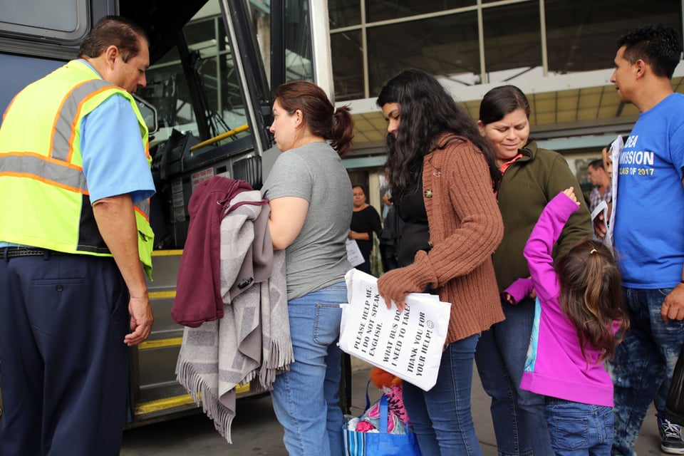 Redadas en autobuses ponen en alerta a la comunidad hispana (2 FOTOS y 1 VIDEO)
