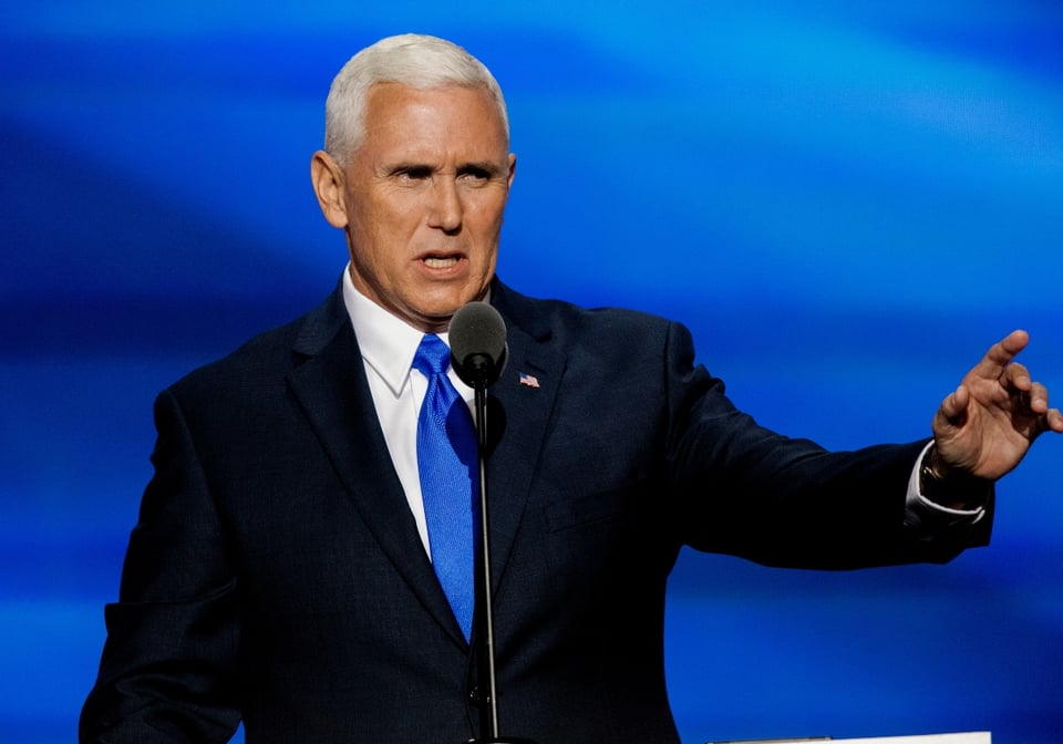 Vicepresidente Mike Pence sufre caída mientras abordaba avión de la fuerza aérea