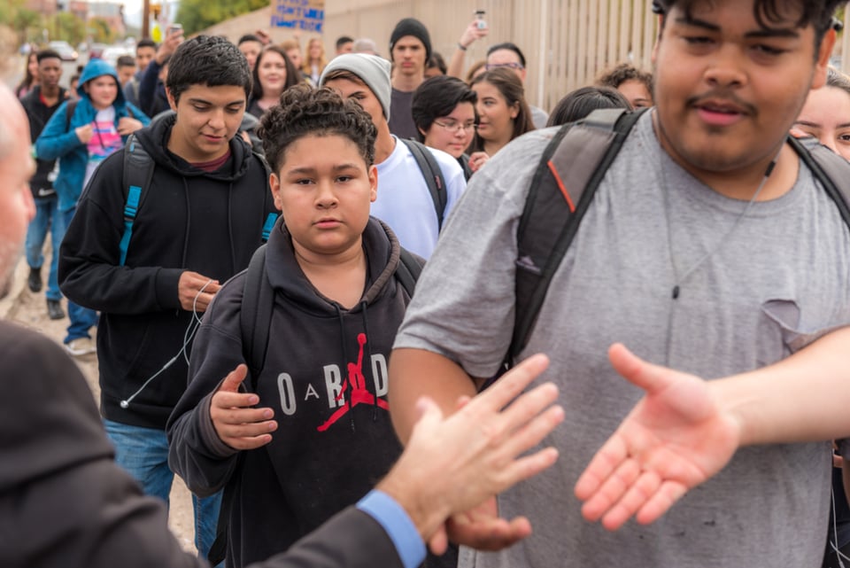 Despiden a un árbitro tras hacer «broma» racista contra estudiantes featured image