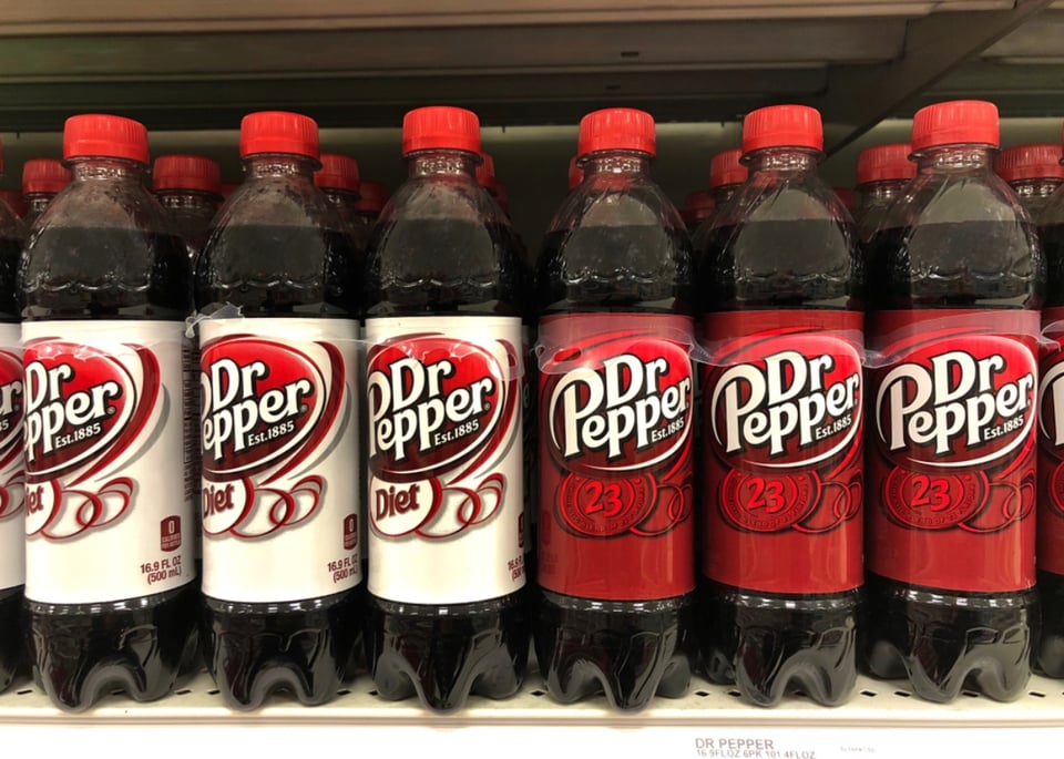 Dr Pepper confirma escasez de sus refrescos y asegura que trabaja para solucionarlo