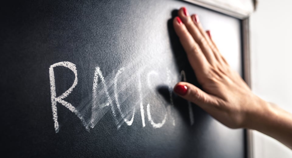 Mujer ataca a inmigrante: «¡Lárgate de mi maldito país!»