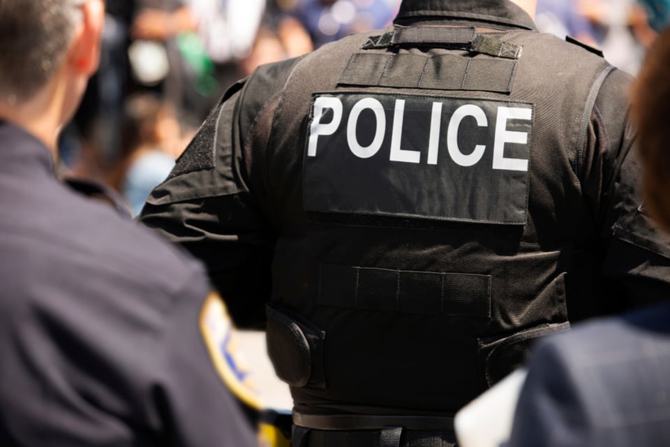 Arrestan a mujer por dejar “cartas racistas” en vecindario de California: “Regresa a tu tierra”