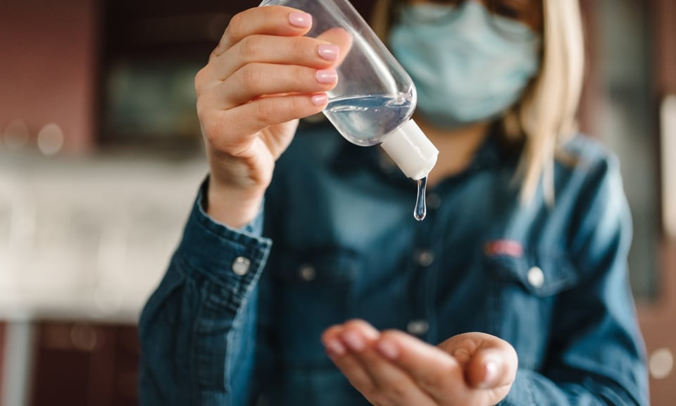 Empresa mexicana retira sus antibacteriales y FDA aumenta a más de 100 la lista de marcas peligrosas