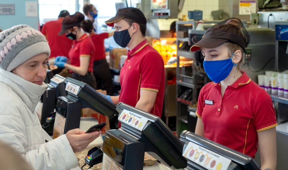 McDonald’s y Chipotle exigirán el uso de mascarillas en sus restaurantes featured image