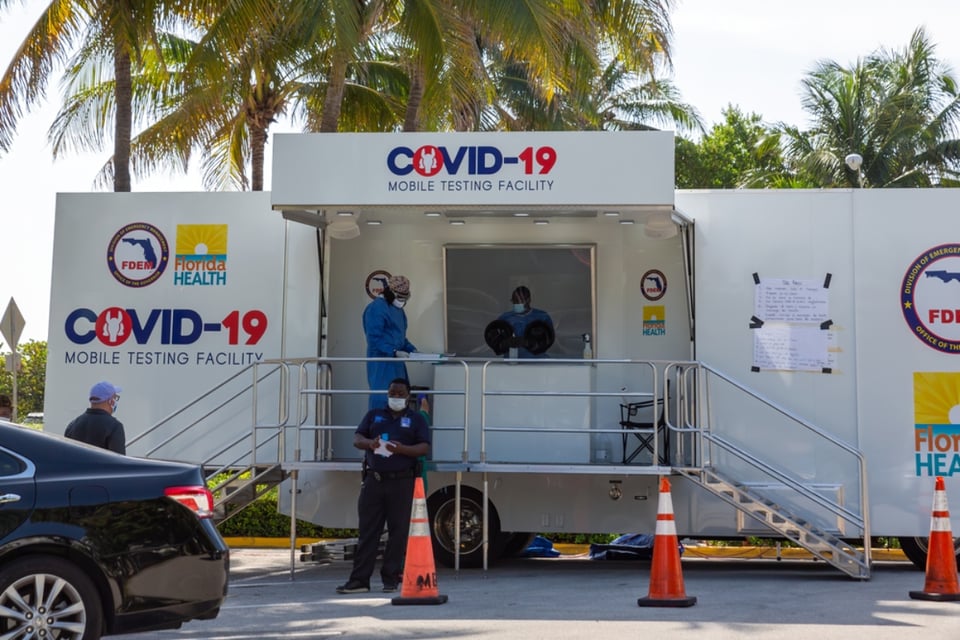 Florida registra el menor incremento diario de contagios por coronavirus desde junio
