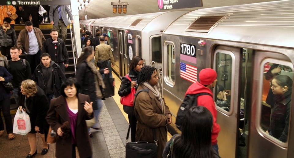 Nueva York: Policía arresta a hombre por intento de violación en el metro ¡a pleno día!