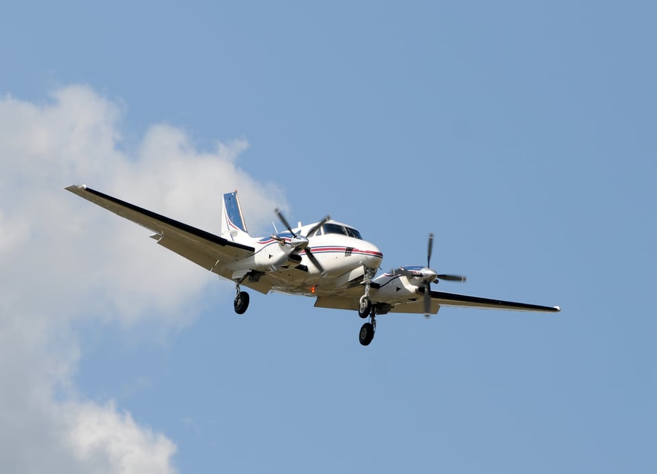Al menos cinco muertos al estrellarse avión cerca de un Walmart en Louisiana