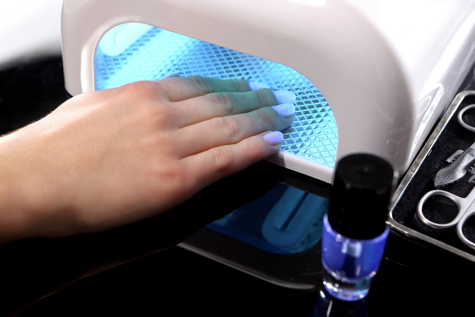 Especialistas advierten que las uñas de gel podrían causar cáncer de piel featured image