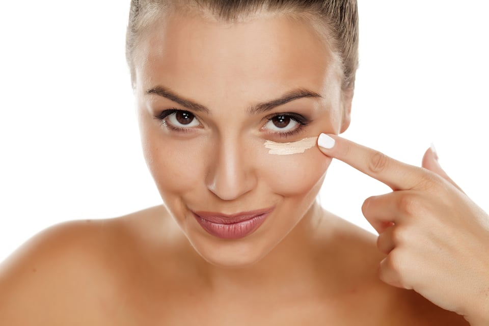 Trucos de maquillaje para corregir las ojeras de manera eficaz (VIDEO)