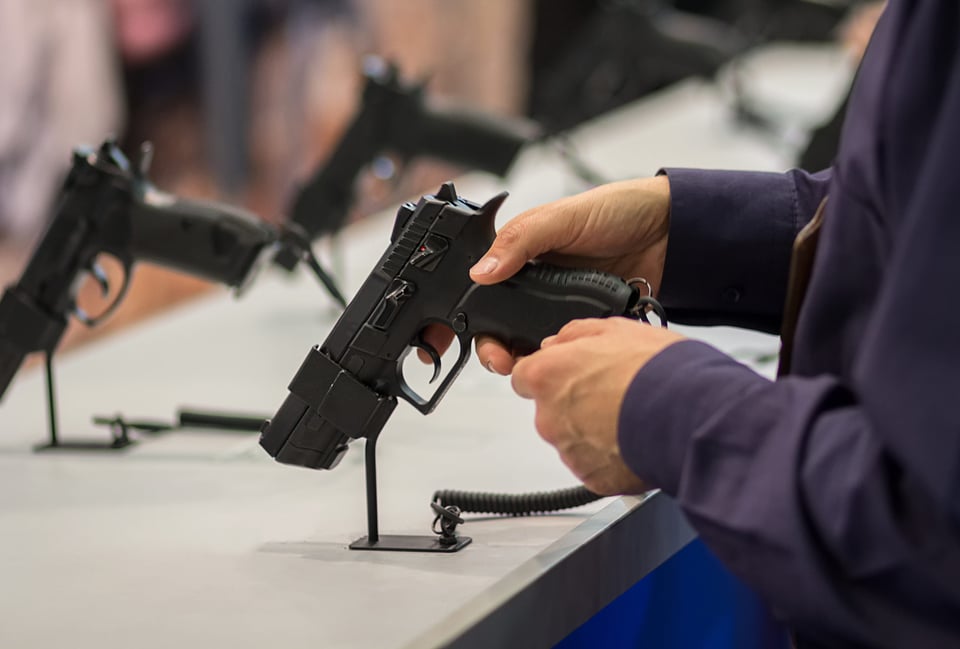 Hispano de 20 años; otra víctima del uso desbocado de armas