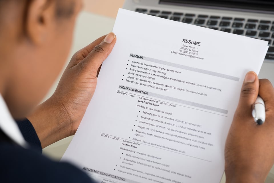 Cómo elaborar un resume en EE.UU y lo que NO debes incluir featured image