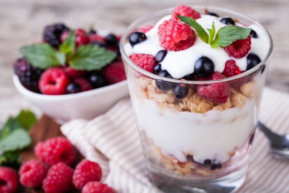 Conoce los amplios beneficios de desayunar yogurt