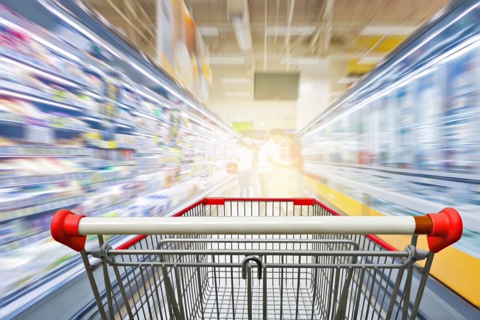 Curioso: Terror en el supermercado por changuito fantasma (VIDEO)