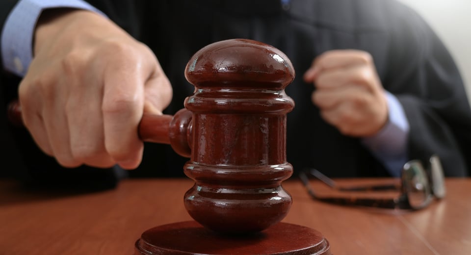 ICE hace trampas a estudiantes para detectar fraude con visas… pero un juez les acaba con el plan de La Migra