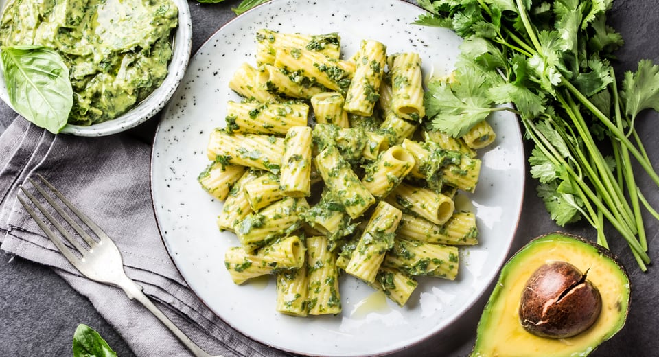 sazón hispano, macarrones con queso y salsa de aguacate, macarrones, aguacate, MundoNOW