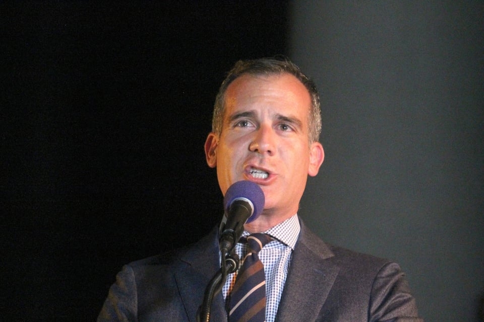 Alcalde de Los Ángeles recorta presupuesto policial para dárselo a las comunidades de color