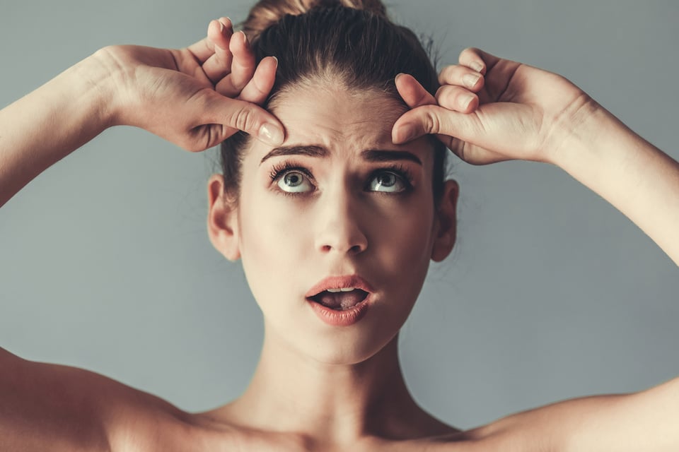 Hábitos para prevenir las arrugas y el envejecimiento prematuro (VIDEO) featured image