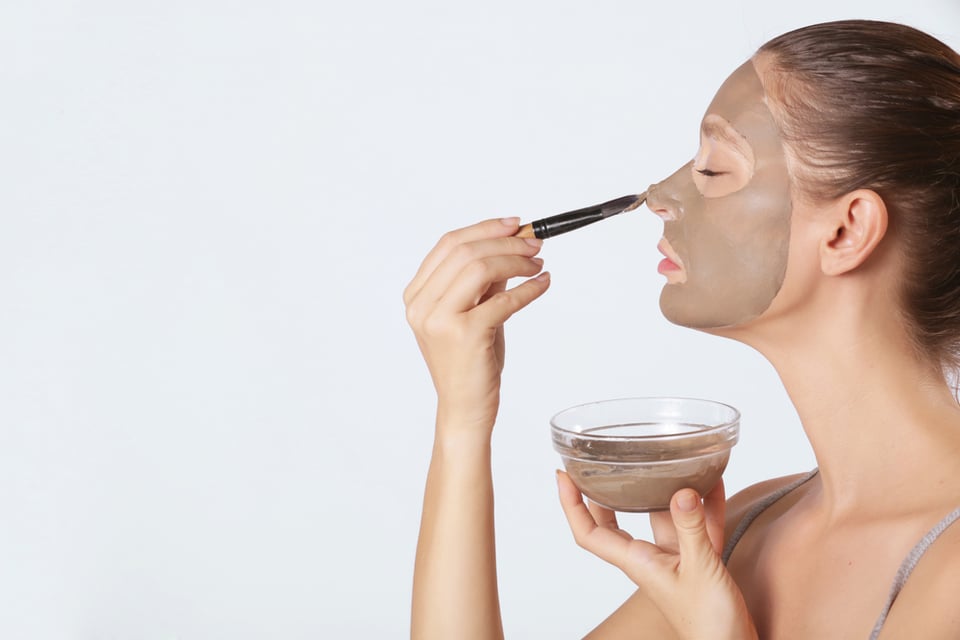 Cómo eliminar las manchas de la cara con recetas naturales (VIDEO) featured image