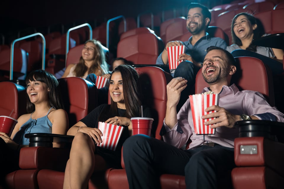 Hispanos en EE.UU. ya pueden disfrutar cine en español con novedoso invento featured image