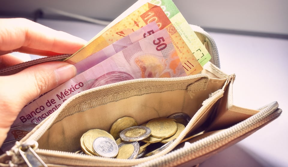 Peso mexicano 20 abril es arrastrado a terreno perdedor por los precios del crudo