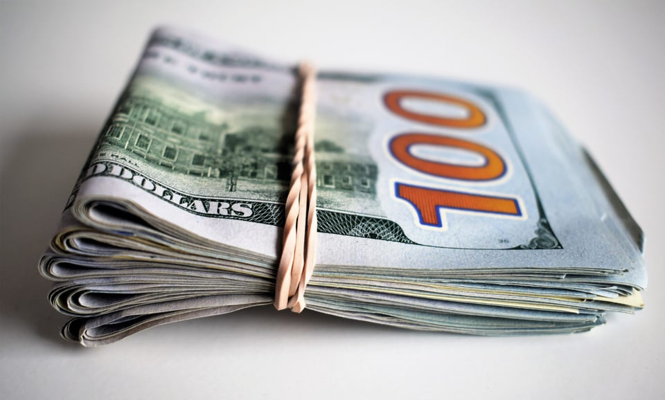 El dólar ‘barre’ al peso junto con otras monedas emergentes