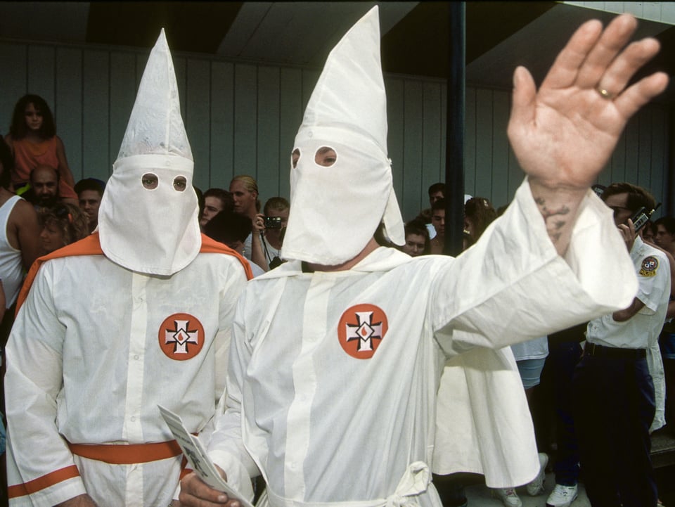 Policía hispana despedida alega que no pertenece al Ku Klux Klan
