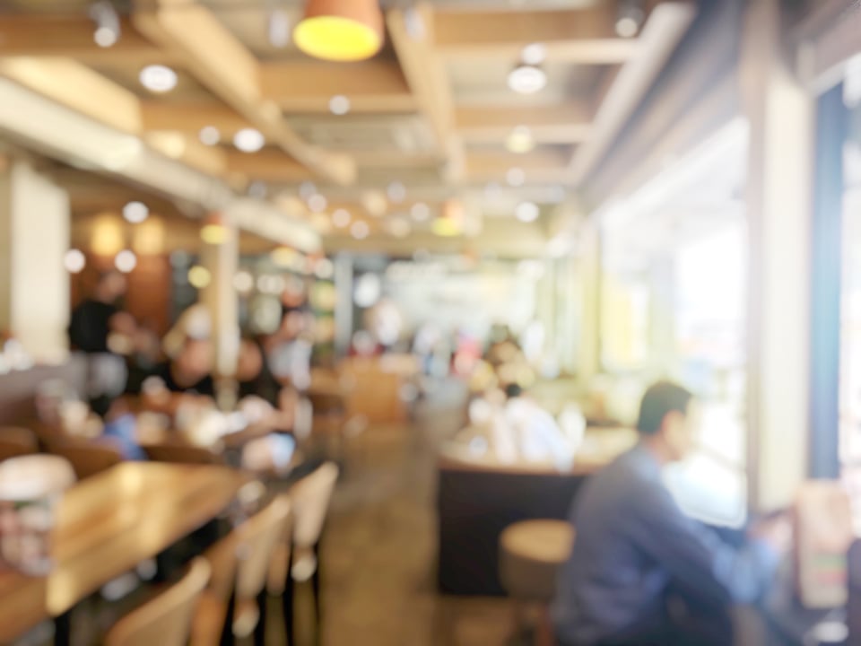 Golpean a presunto hombre racista afuera de restaurante mexicano en California