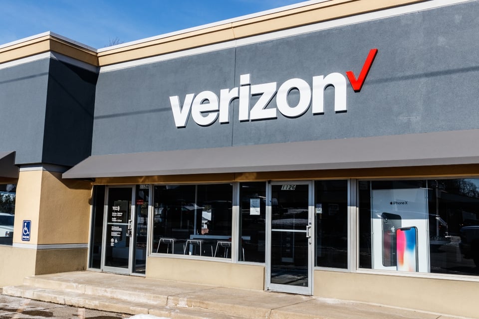California: Arrestan a mujer por orinar en tienda Verizon tras negarse a usar mascarilla