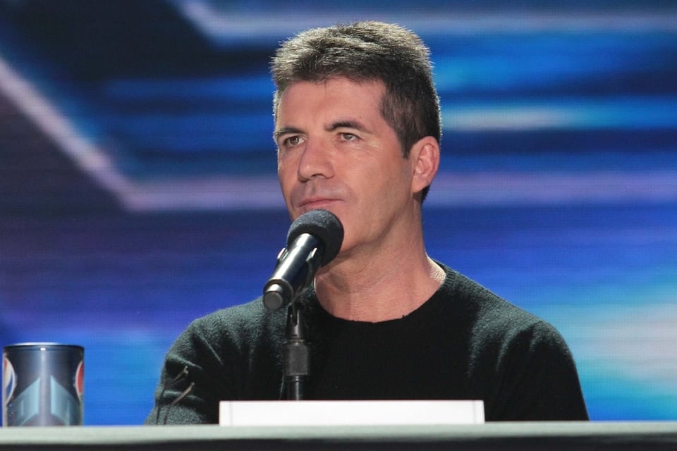 Hospitalizan a Simon Cowell al romperse la espalda tras caer de bicicleta