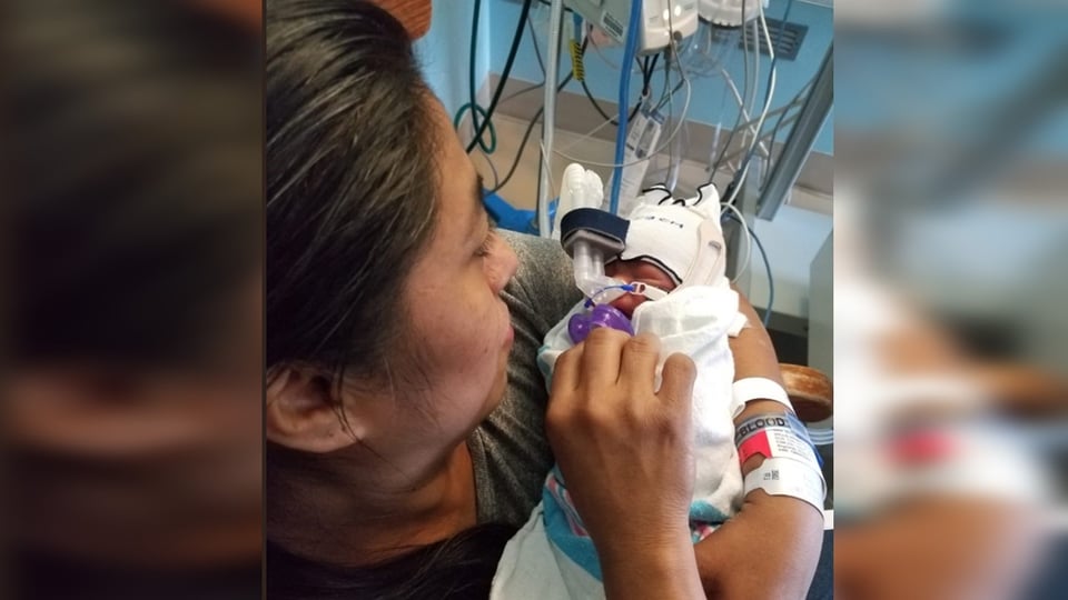 Dan pases de por vida a familia de bebé hispano que nació en Six Flags (VIDEO)