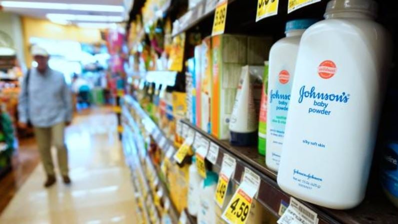 Johnson and Johnson sabía del asbesto en talco desde décadas atrás