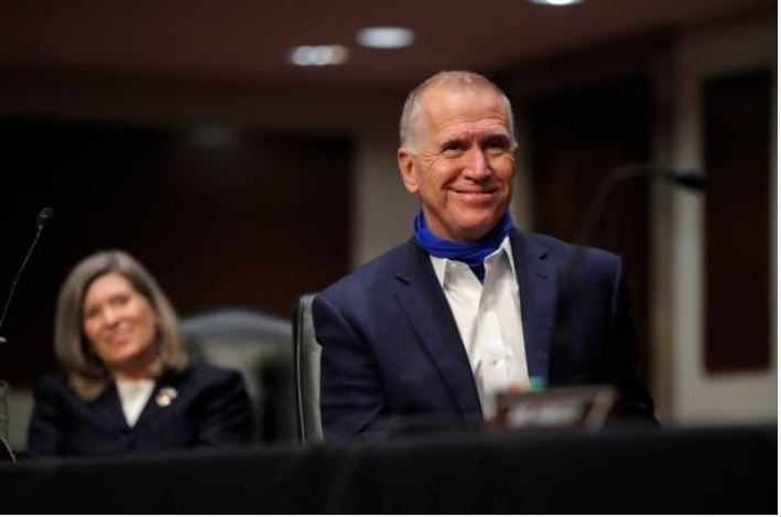 Senador insinúa que hispanos son culpables del repunte en infecciones del coronavirus