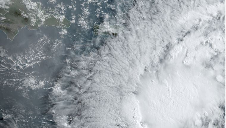 Emiten aviso para Puerto Rico ante fenómeno que podría convertirse en tormenta tropical esta noche featured image