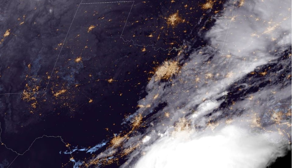 Tornado tocó tierra en Dallas, causó daños y dejó a miles sin electricidad featured image