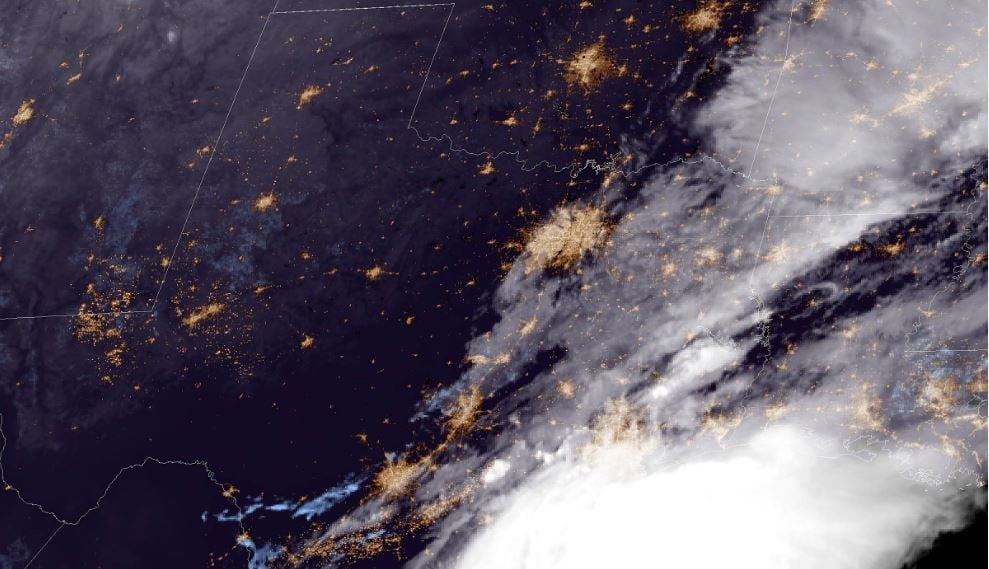Tornado tocó tierra en Dallas, causó daños y dejó a miles sin electricidad