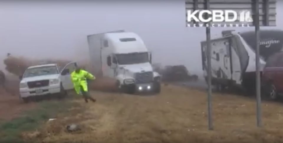 ¡Impactante video! Tráiler se volteó sobre patrulleros en Texas