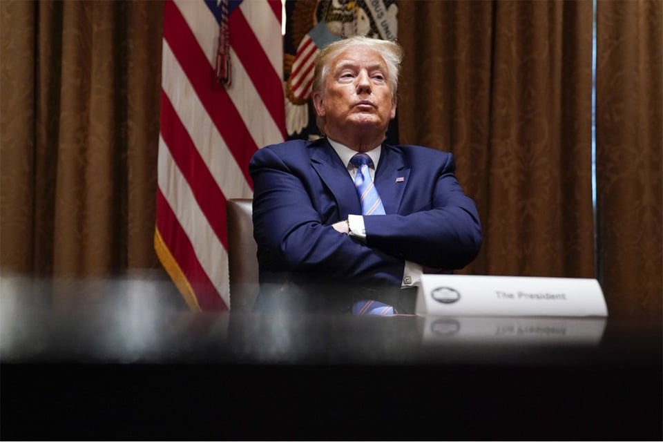 Trump firma orden sobre cambios policiales pero los demócratas instan a más