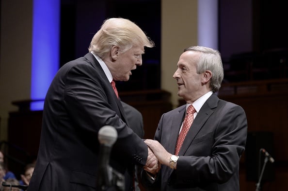 Trump cita mensaje de pastor que predice «guerra civil» si lo destituyen