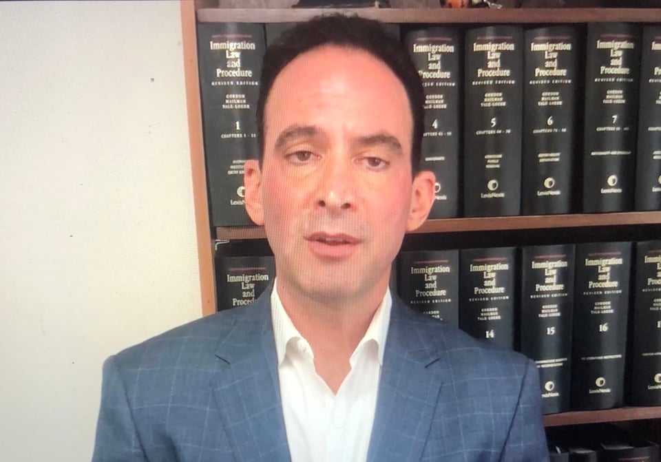 Abogados arremeten contra nuevas pautas del fiscal general Jeff Sessions (VIDEO)