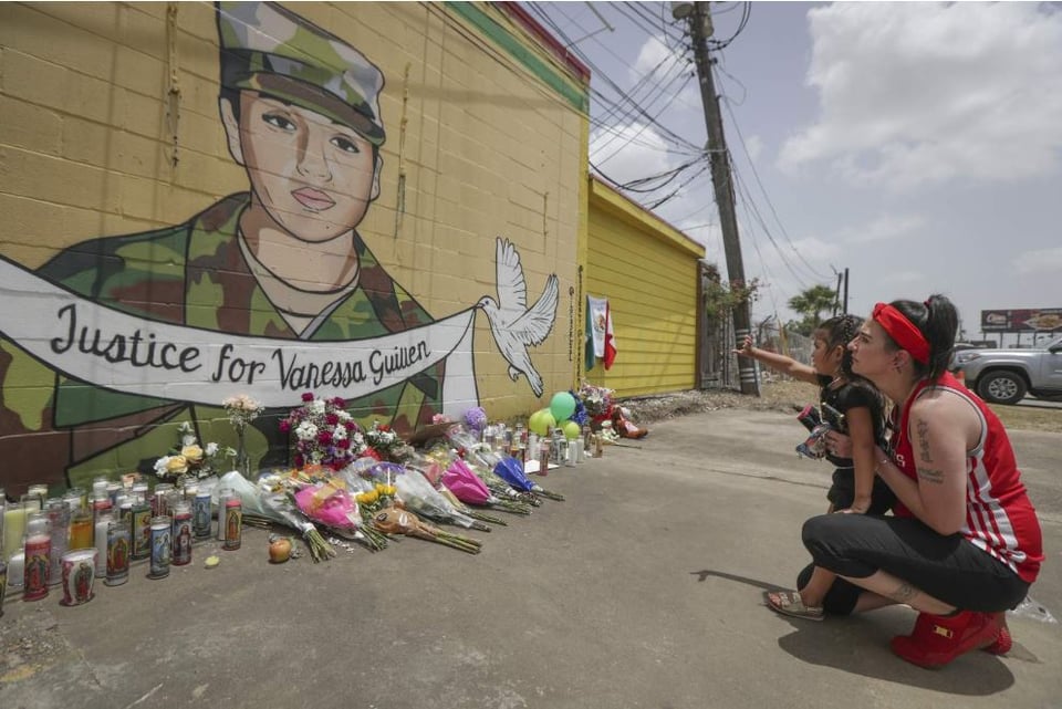 Mural de Vanessa Guillén, improvisado altar en memoria de la soldado