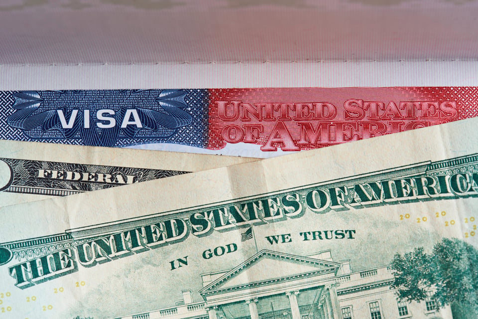 Gobierno de Trump planea eliminar visas de trabajo para cónyuges de visas H-1B featured image