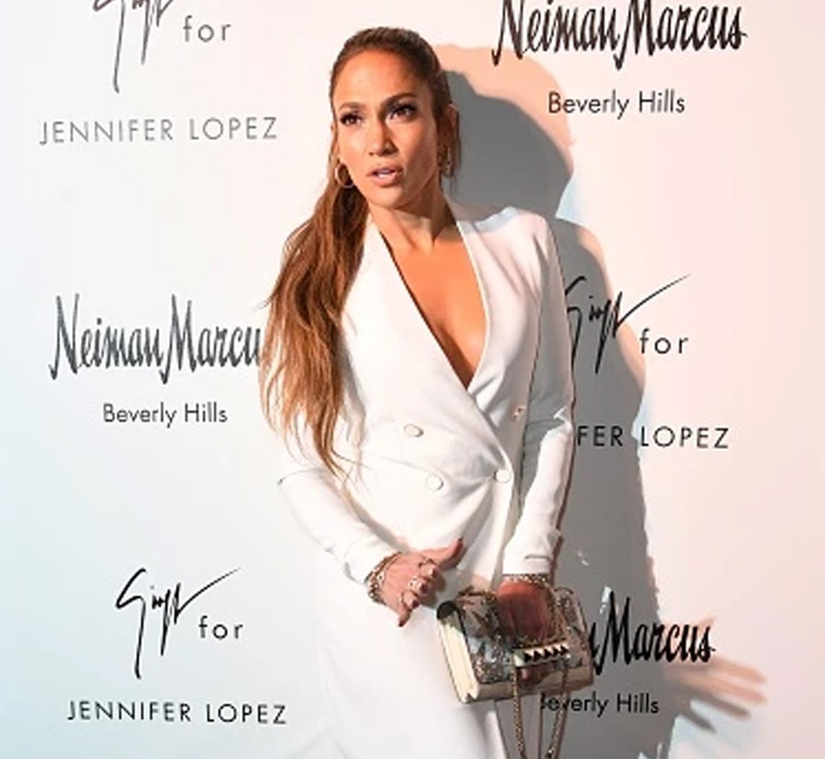 JLo sube escandalosamente la temperatura al posar con un sexy bañador (FOTO)