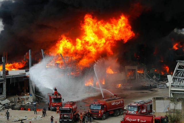 Vuelve a estallar incendio en puerto de Beirut, tras un mes de explosión